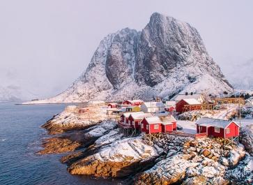 hamnøy lofoten reine winter snow march