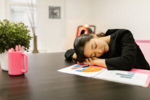 How Experts Influence Safety Standards for Health-Oriented Workplaces