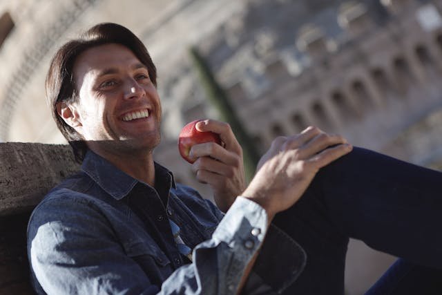 The Influence of Diet on Teeth Whitening: How Nutrition Affects Your Smile
